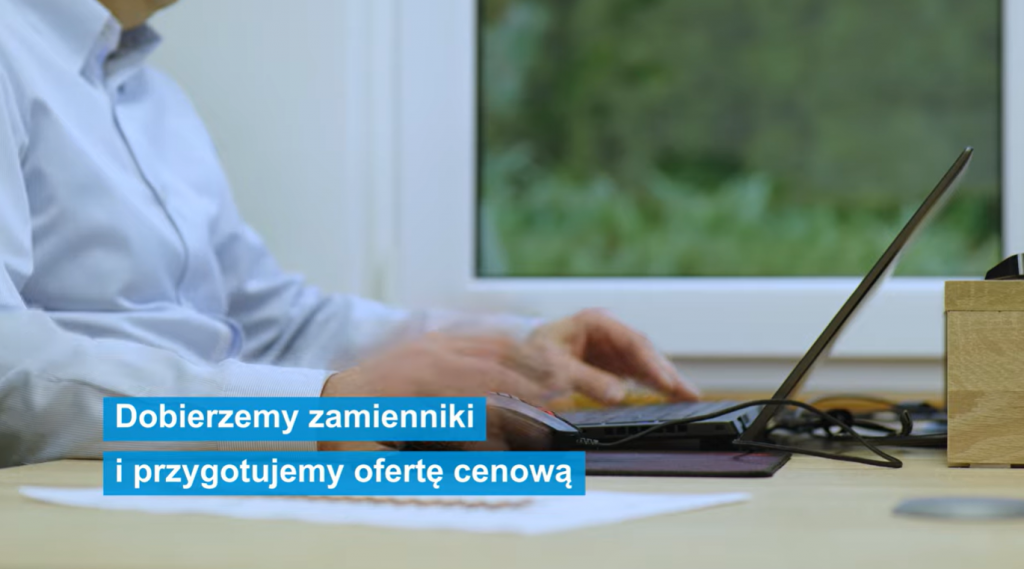 Meżczyzna pracuje przy komputerze dobierając zamienniki dla produktów